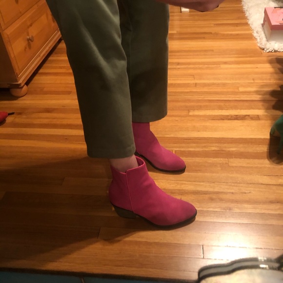 Pink suede ankle booties - Picture 2 of 4